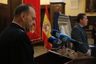 El Comandante de Infantería de Marina pronuncia su discurso en presencia del Consejero de Administraciones Públicas del Gobierno de Extremadura