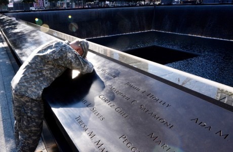 Soldado estadounidense en el monumento a las víctimas del 11-S