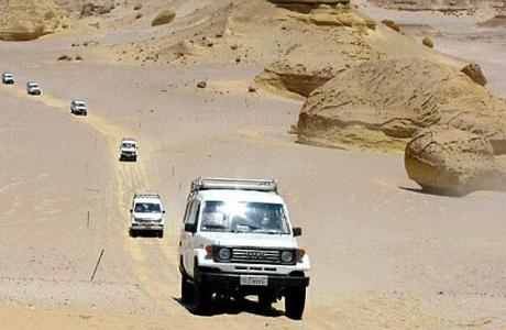 Caravana de coches en el desierto