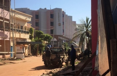 Soldados de Mali toman posición alrededor del hotel Radisson Blu de Bamako