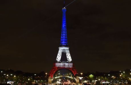 La Torre Eiffel con los colores de la bandera francesa en homenaje a las víctimas del 13-N