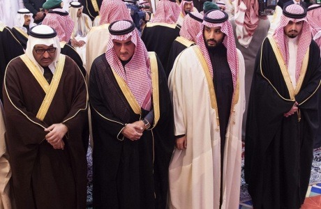 El Príncipe Mohamed Bin Salmán al Saud de Arabia Saudí, segundo por la derecha, en el funeral del antiguo Rey.