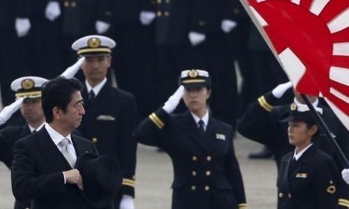 Shinzo Abe saludando a la Armada