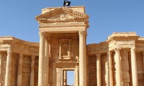 Ciudad histórica de Palmira con una bandera del Daesh