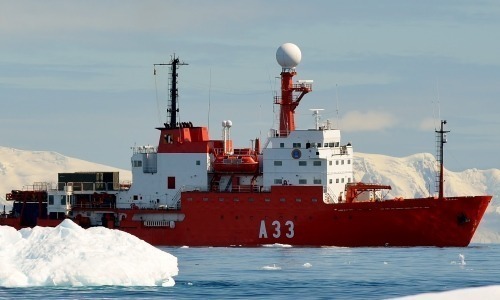 Hespérides navegando en las proximidades de las Península Antártica