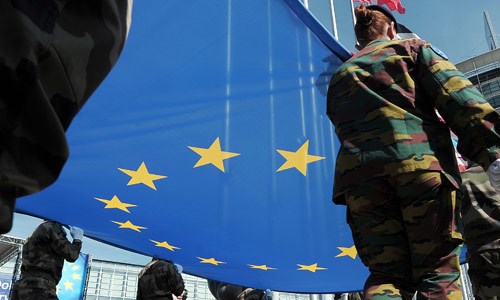 La Bandera de la Unión Europea llevada por militares