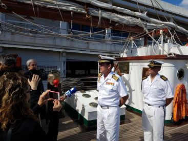 El comandante del 'Juan Sebastián de Elcano' entrevistado a su llegada a puerto