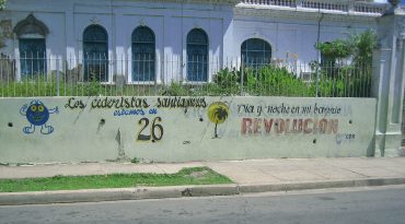 Fachada en las calles de Santiago de Cuba sobre la propaganda de los CDR. 